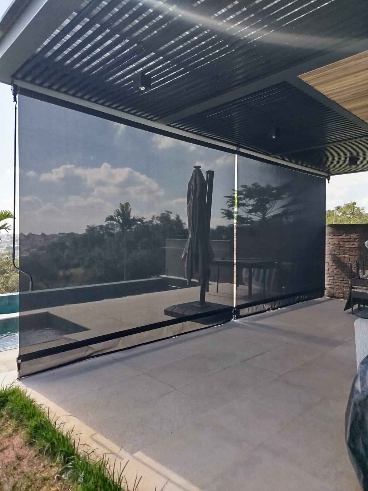Cortina externa tela solar com visão para área verde — Nova Odessa