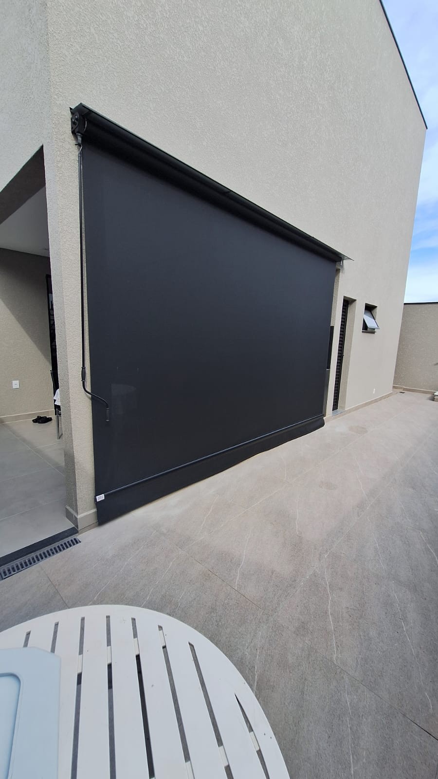 Toldo articulado preto em fachada residencial — Nova Odessa
