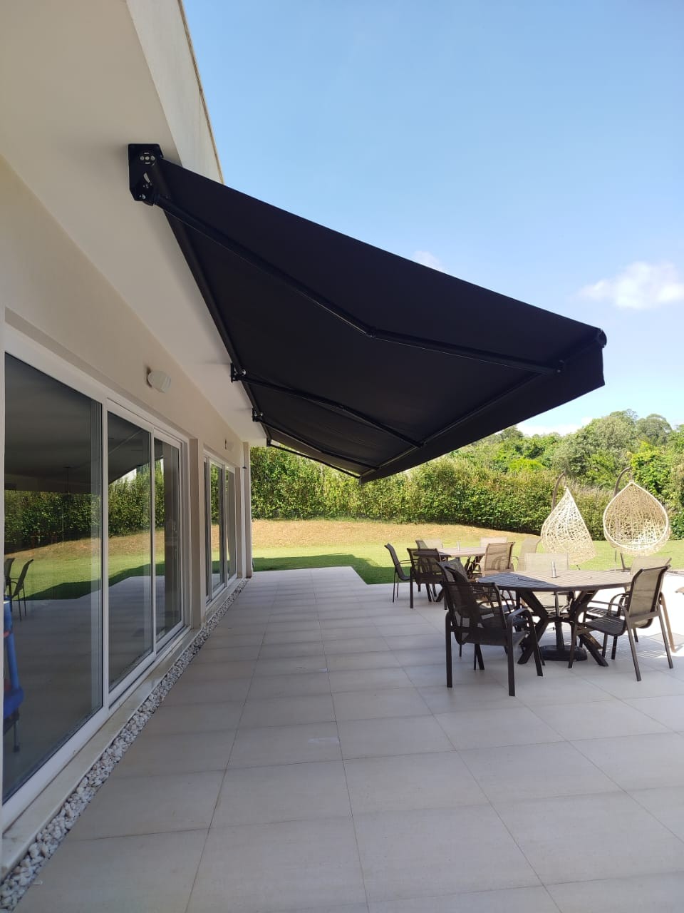 Toldo articulado preto instalado em Nova Odessa — proteção UV e conforto térmico