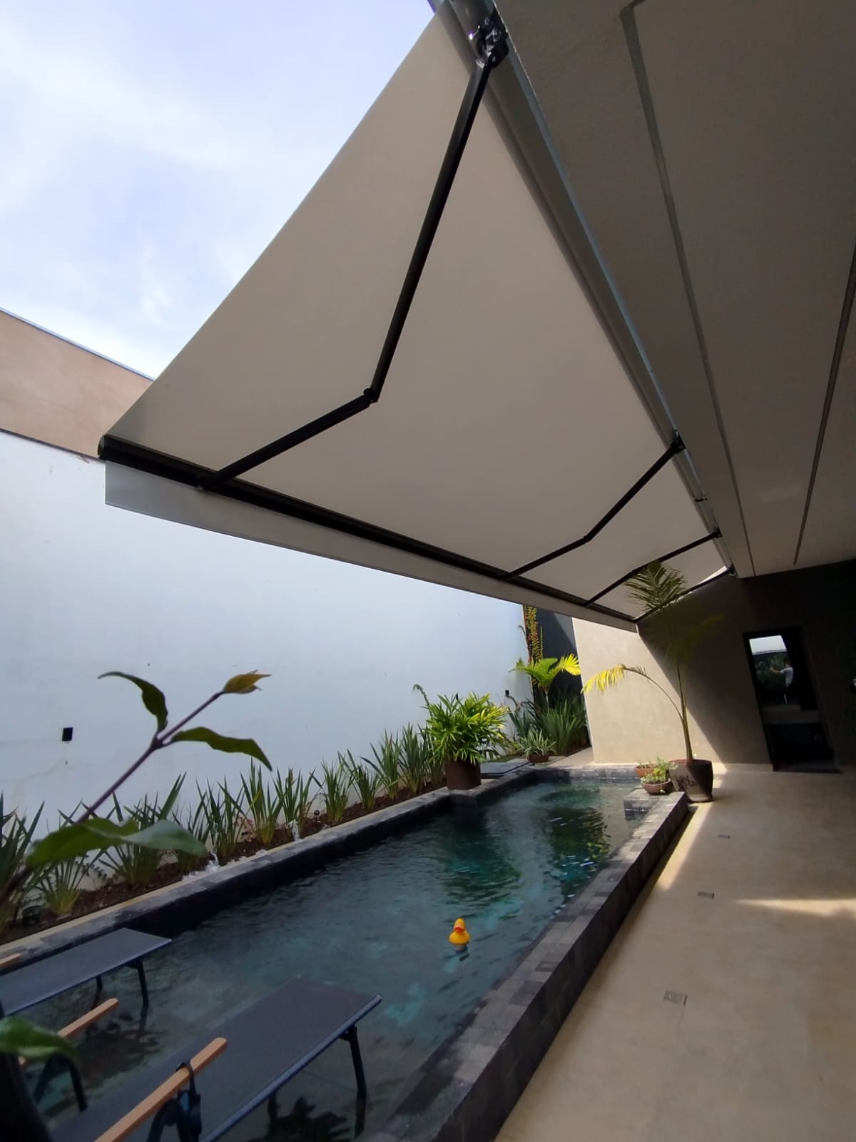 Toldo articulado italiano instalado em varanda — Nova Odessa